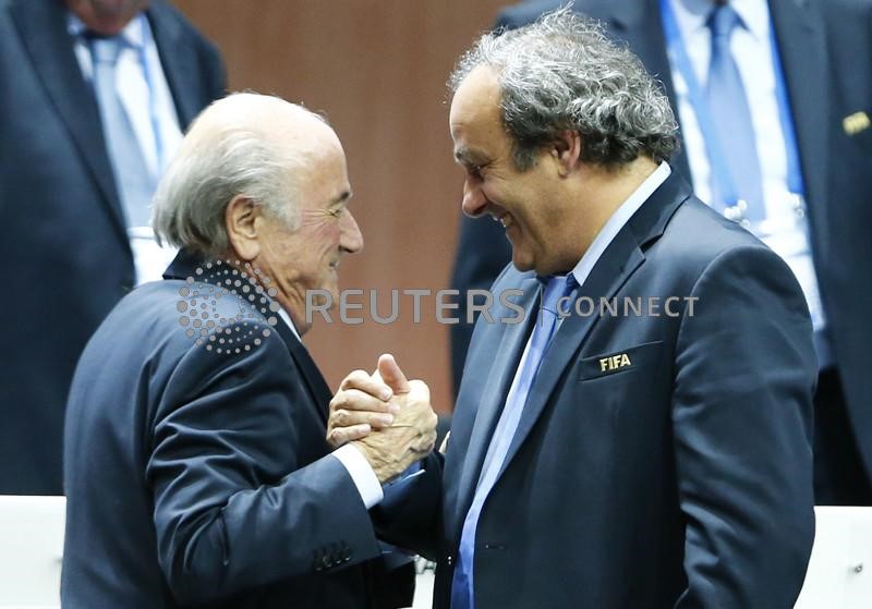 &copy; Reuters. Blatter e Platini se cumprimentam durante evento da Fifa em 2015, em Zurique
29/05/2015
REUTERS/Arnd Wiegmann