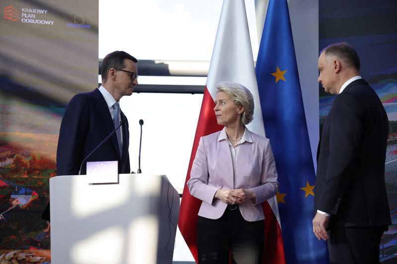 &copy; Reuters. FILE PHOTO: European Commission President Ursula von der Leyen looks over, next to Polish Prime Minister Mateusz Morawiecki and President Andrzej Duda at a news conference, during her visit to Poland to mark the acceptance of the country's National Recove