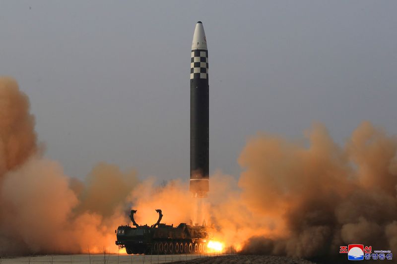 &copy; Reuters. Vue générale pendant le tir d'essai de ce que les médias d'État rapportent être un "nouveau type" de missile balistique intercontinental (ICBM) nord-coréen, sur cette photo non datée. La Corée du Nord pourrait effectuer "à tout moment" un septiè