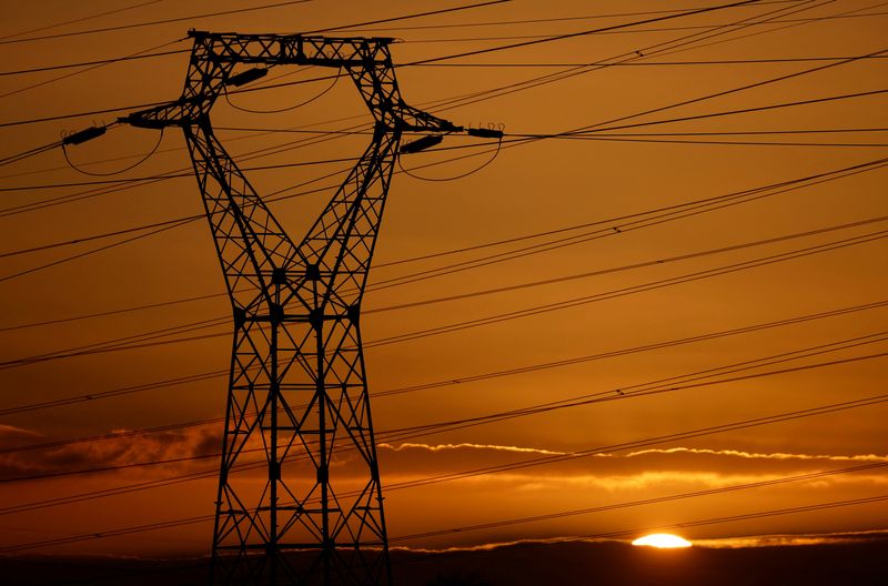 &copy; Reuters. FILE PHOTO: A pylon of high-tension electricity power lines are pictured during sunset in Cordemais near Nantes, France, January 20, 2022. REUTERS/Stephane Mahe