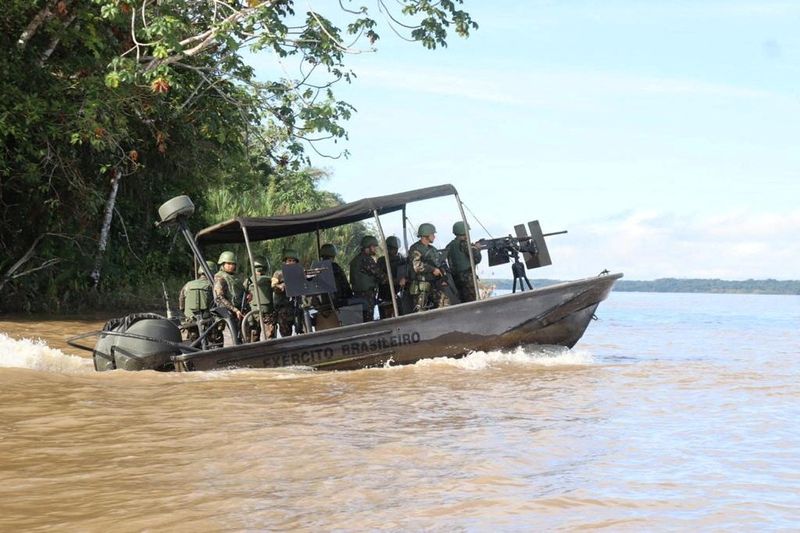 &copy; Reuters. Uma equipe de busca procura o jornalista britânico Dom Phillips e o especialista indígena Bruno Pereira, que desapareceram durante uma reportagem em uma parte remota e sem lei da floresta amazônica perto da fronteira com o Peru, no Vale do Javari.
05/0