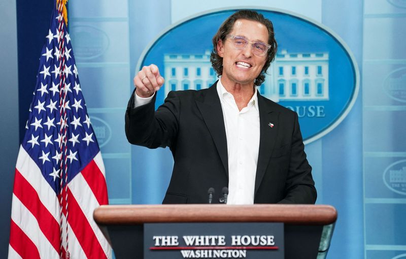 © Reuters. Actor Matthew McConaughey, a native of Uvalde, Texas as well as a father and a gun owner, speaks to reporters about the recent mass shooting at an elementary school in Uvalde during a press briefing at the White House in Washington, U.S., June 7, 2022. REUTERS/Kevin Lamarque