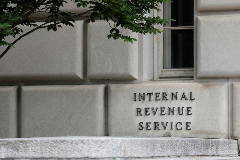 © Reuters. FILE PHOTO: Signage is seen at the headquarters of the Internal Revenue Service (IRS) in Washington, D.C., U.S., May 10, 2021. REUTERS/Andrew Kelly/File Photo