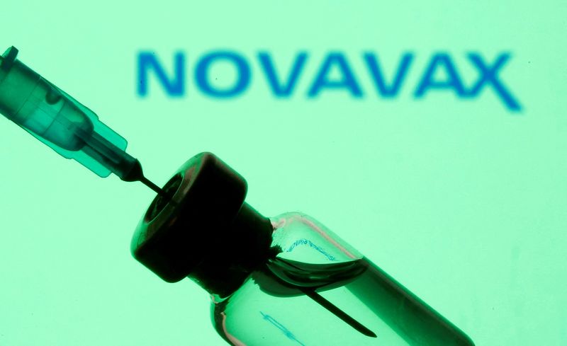 © Reuters. FILE PHOTO: A vial and sryinge are seen in front of a displayed Novavax logo in this illustration taken January 11, 2021. REUTERS/Dado Ruvic/Illustration