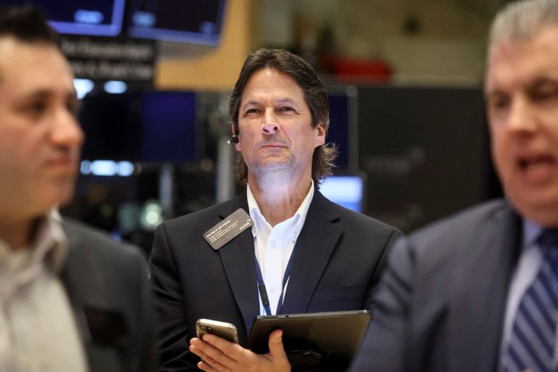 &copy; Reuters. Operadores trabalham na Bolsa de Nova York, EUA
07/06/2022
REUTERS/Brendan McDermid