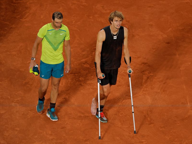 &copy; Reuters. Tenis - Abierto de Francia - Roland Garros, París, Francia - 3 de junio de 2022. El alemán Alexander Zverev se retira del partido tras sufrir una lesión mientras el español Rafael Nadal camina a su lado. REUTERS/Gonzalo Fuentes