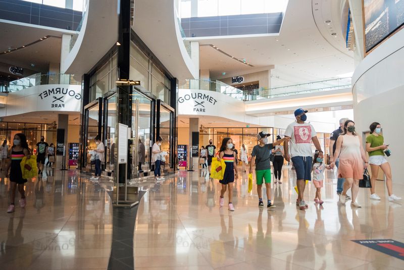 &copy; Reuters. FILE PHOTO: A child points as his family walks inside Sherway Gardens mall during the stage two reopening from coronavirus disease (COVID-19) restrictions in Toronto, Ontario, Canada June 30, 2021. REUTERS/Alex Filipe