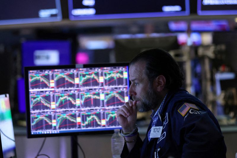 © Reuters. FILE PHOTO: A trader works on the trading floor at the New York Stock Exchange (NYSE) in Manhattan, New York City, U.S., May 18, 2022. REUTERS/Andrew Kelly