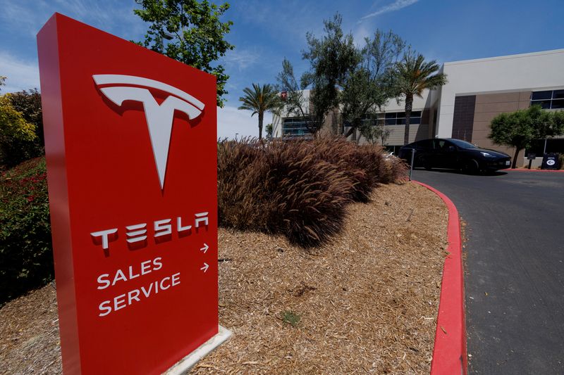 © Reuters. Placa com o logotipo da Tesla no centro de serviço e vendas da empresa em Vista, Califórnia
03/06/2022
REUTERS/Mike Blake/File Photo