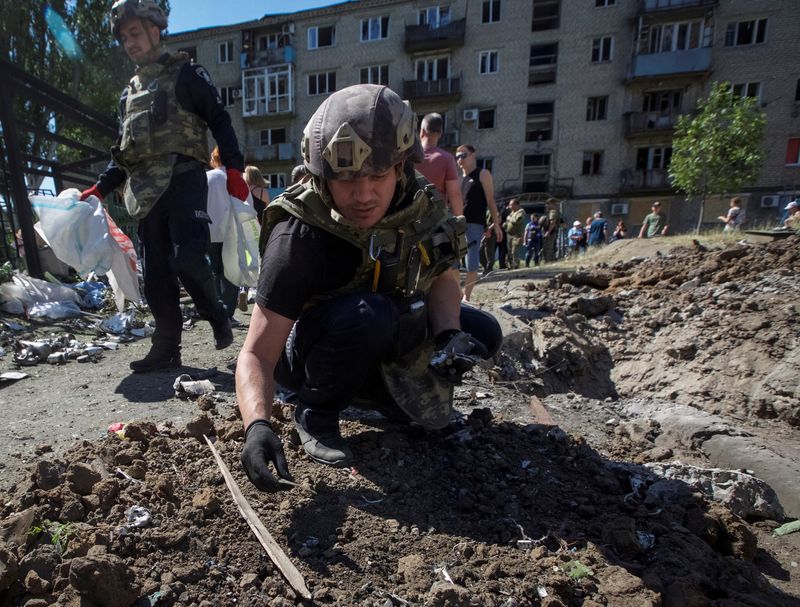 &copy; Reuters. A police expert works near an apartment building destroyed in a military strike, amid Russia's invasion of Ukraine, in Kurakhove, Ukraine June 7, 2022. REUTERS/Anna Kudriavtseva