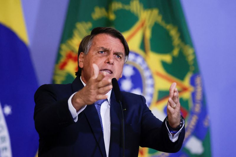 &copy; Reuters. ブラジルのボルソナロ大統領は７日、２０２０年の米大統領選でのバイデン氏勝利について、疑問視する姿勢を示した。写真は６月７日、ブラジリアで撮影（２０２２年　ロイター/Ueslei Marc