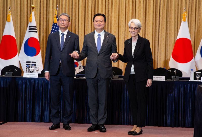 © Reuters. Japan's Vice Minister for Foreign Affairs Takeo Mori, South Korea's First Vice Foreign Minister Cho Hyun-dong and U.S Deputy Secretary of State Wendy Sherman pose for a photo prior their meeting at the Foreign Ministry in Seoul, South Korea, June 8, 2022. Jeon Heon-Kyun/Pool via REUTERS