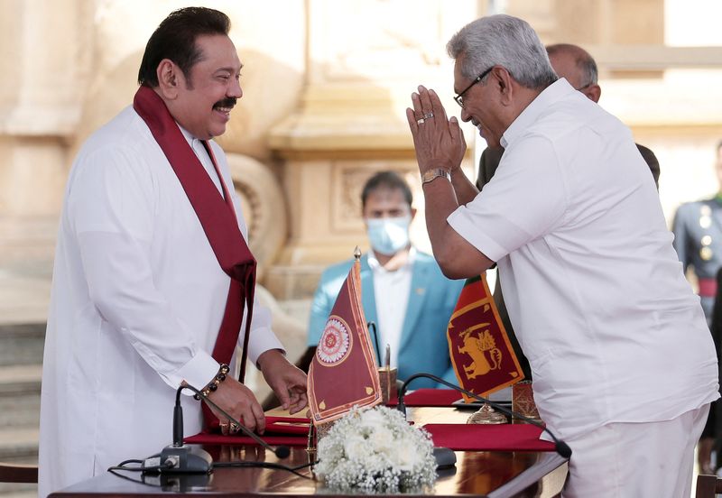 &copy; Reuters. FILE PHOTO: Sri Lanka's former prime minister Mahinda Rajapaksa (L) and his brother, President Gotabaya Rajapaksa, are seen in this picture taken in Colombo, Sri Lanka, August 9, 2020. REUTERS/Dinuka Liyanawatte