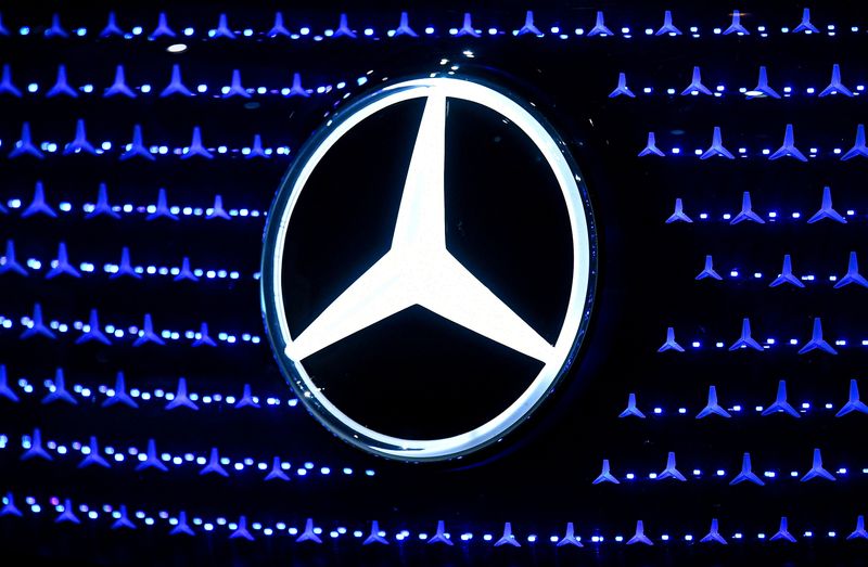 &copy; Reuters. FILE PHOTO: Mercedes logo in Stuttgart, Germany, February 11, 2020. REUTERS/Andreas Gebert