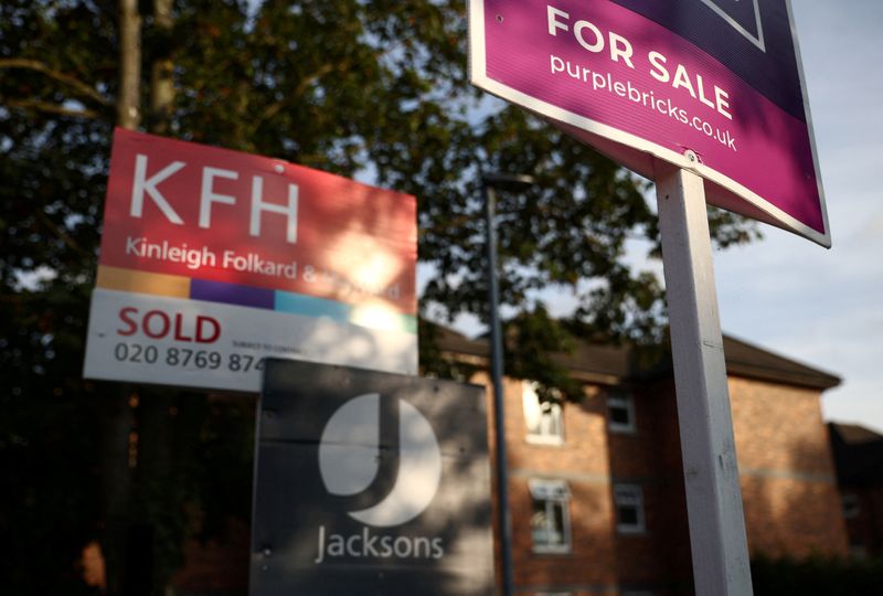 © Reuters. FILE PHOTO: Property estate agent sales and letting signs are seen attached to railings outside an apartment building in south London, Britain, September 23, 2021. REUTERS/Hannah McKay/