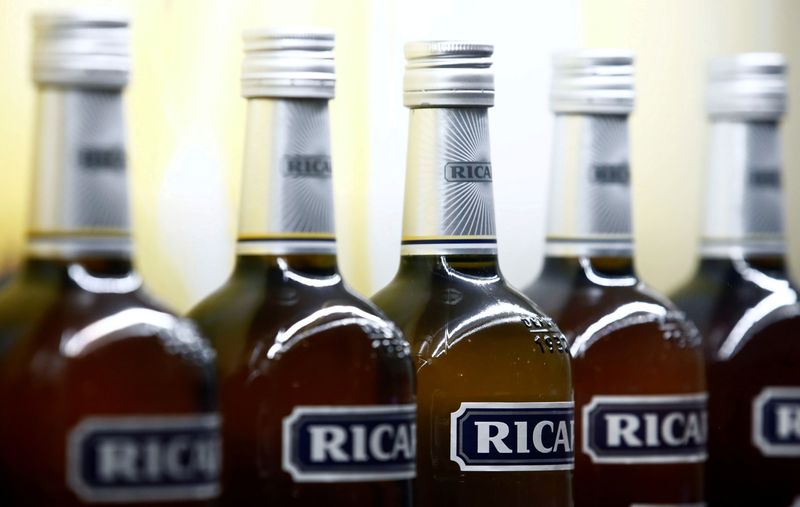 &copy; Reuters. Pernod Ricard a déclaré mercredi qu'il misait sur les initiatives numériques, notamment l'utilisation des données, et sur son portefeuille de marques haut de gamme pour accélérer la croissance des ventes à moyen terme. /Photo d'archives/REUTERS/Chr