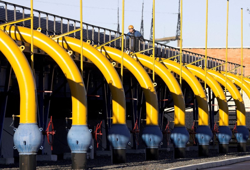 &copy; Reuters. FOTO DE ARCHIVO: Un trabajador comprueba las tuberías en una estación de compresión de gas del gasoducto Yamal-Europa cerca de Nesvizh, a unos 130 km al suroeste de Minsk, 29 de diciembre de 2006. REUTERS/Vasily Fedosenko