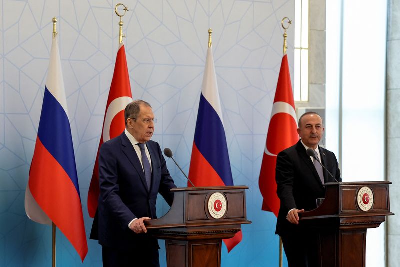 &copy; Reuters. Russian Foreign Minister Sergei Lavrov and Turkish Foreign Minister Mevlut Cavusoglu attend a news conference as they meet in Ankara, Turkey June 8, 2022. REUTERS/Umit Bektas