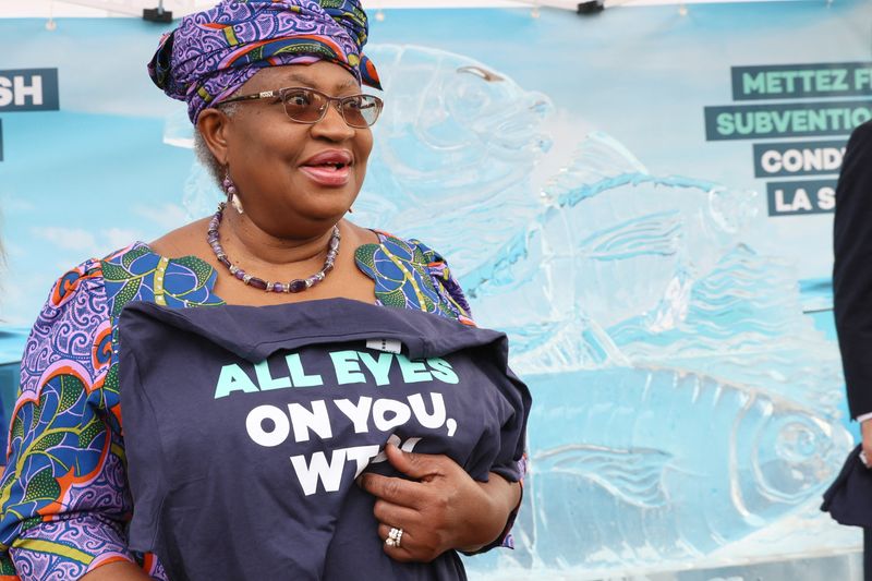 © Reuters. WTO Director-General Ngozi Okonjo-Iweala attends an event on World Ocean Day with Finley the fish, made of ice, ahead of the World Trade Organization (WTO) Ministerial Conference (MC12) where a deal to end harmful fisheries subsidies could be reached in Geneva, Switzerland, June 8, 2022. REUTERS/Denis Balibouse
