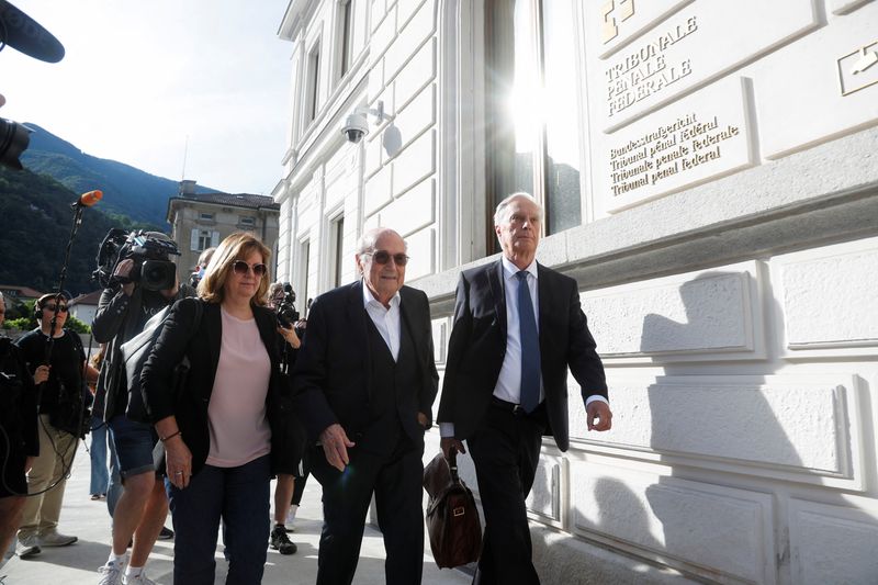 &copy; Reuters. El expresidente de la FIFA, Sepp Blatter (centro), junto a su jabogado, Lorenz Erni (derecha), y su hija, Corinne Blatter, a su llegada para someterse a un juicio por presunta corrupción en el Tribunal Penal Federal de Bellinzona, Suiza, el 8 de junio de