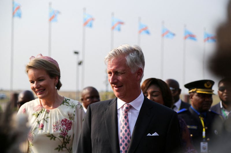 &copy; Reuters. الملك فيليب ملك بلجيكا وزوجته الملكة ماتيلد لدى وصولهما إلى مطار كينشاسا الدولي يوم الثلاثاء. تصوير: جاستين ماكانجارا - رويترز
