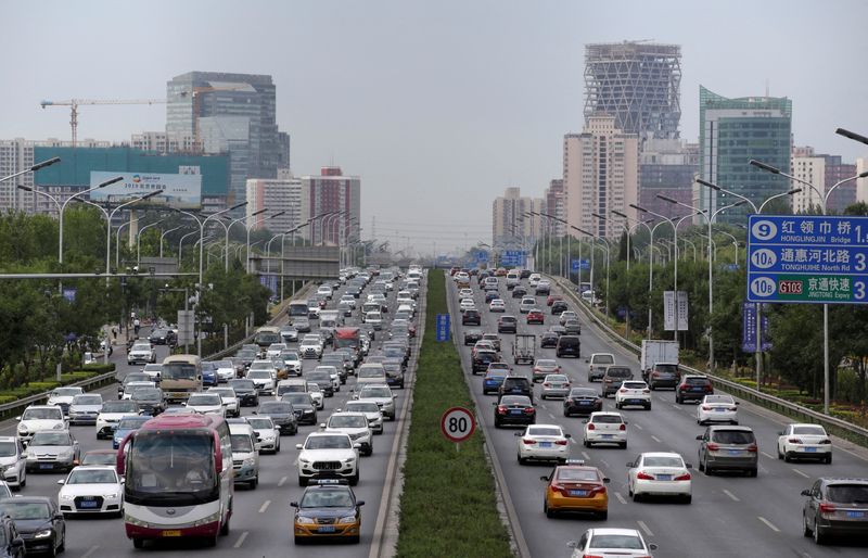 &copy; Reuters. 　中国乗用車協会（ＣＰＣＡ）が８日発表した速報値によると、５月の乗用車小売販売台数は前月比３０％増の１３５万台となった。写真は通勤ラッシュ時の北京。２０１９年７月撮影（２