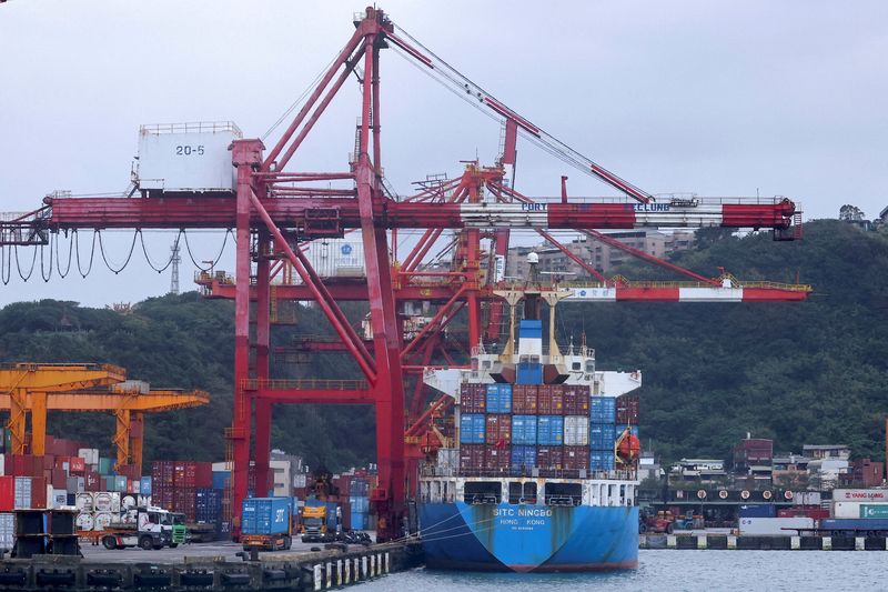 &copy; Reuters. 　台湾財政部が８日発表した５月の貿易統計によると、輸出は前年比１２．５％増の４２０億８０００万ドルと、２３カ月連続で増加した。写真は基隆市の港。１月撮影（２０２２年　ロイ