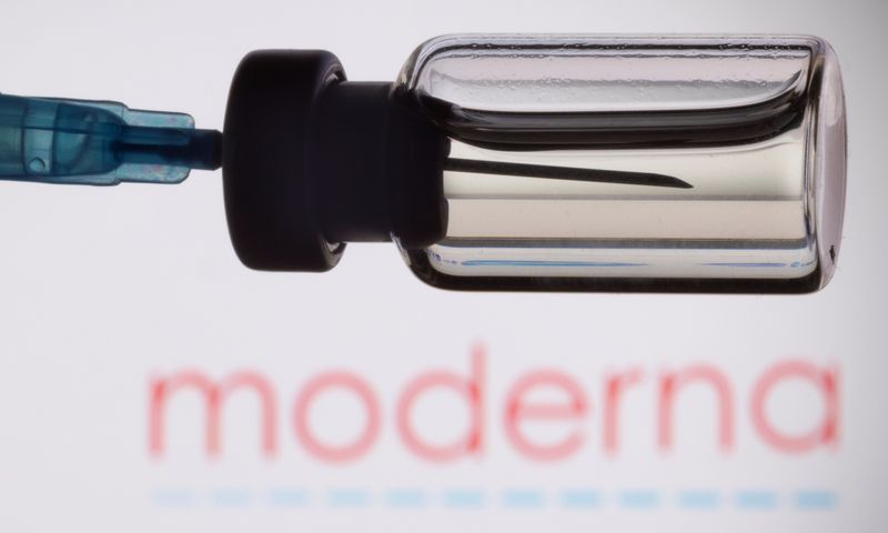 &copy; Reuters. FILE PHOTO: A vial and a syringe are seen in front of a displayed Moderna logo, in this illustration taken, November 27, 2021. REUTERS/Dado Ruvic/Illustration