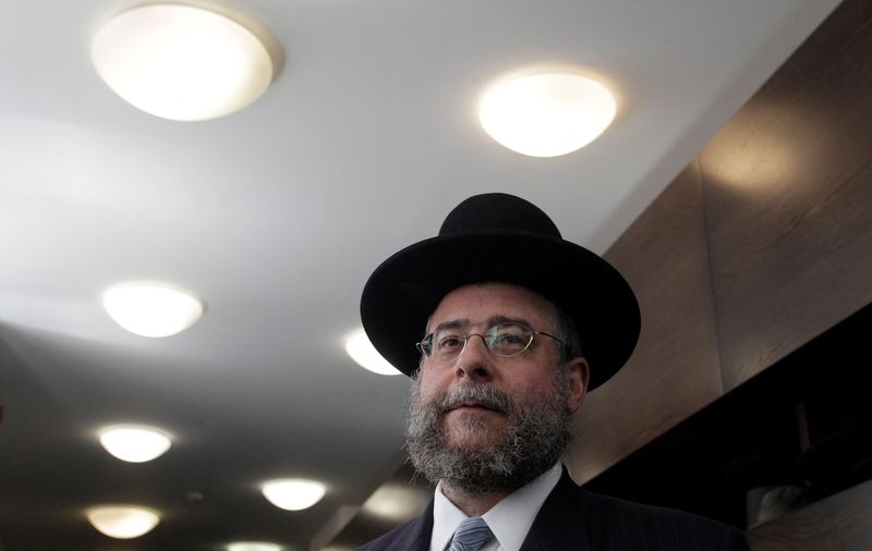&copy; Reuters. FOTO DE ARCHIVO. El rabino jefe de Moscú, Pinchas Goldschmidt, llega a una reunión internacional de rabinos, en Berlín, Alemania. 10 de julio de 2012. REUTERS/Tobias Schwarz