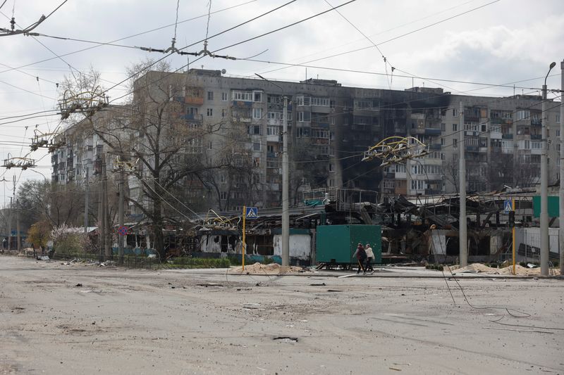 &copy; Reuters. مبنى سكني دمرته غارة عسكرية مع تواصل الهجوم الروسي على أوكرانيا في سيفيرودونتسك يوم 16 أبريل نيسان 2022. تصوير: سيرهي نوتشنينكو - رويترز