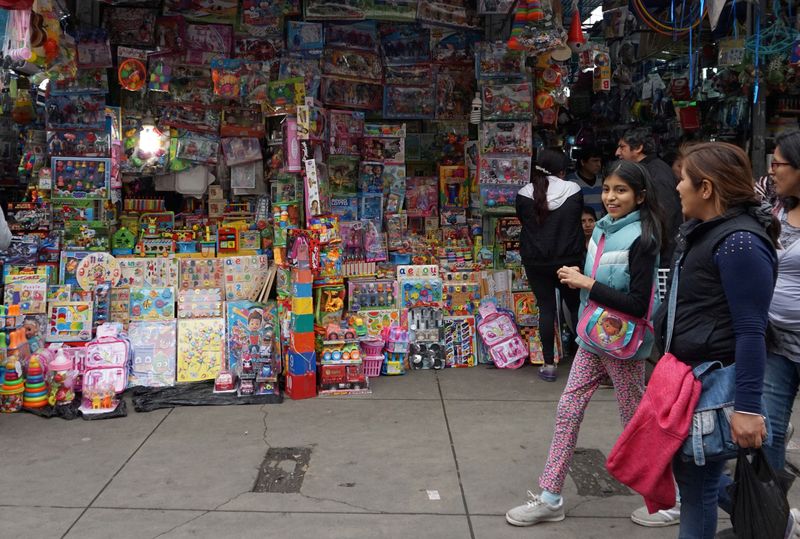 &copy; Reuters. Imagen de archivo de gente pasando frente a una tienda con productos importados de China en el Mercado Central de Lima, Perú. 9 agosto 2018. REUTERS/Mariana Bazo