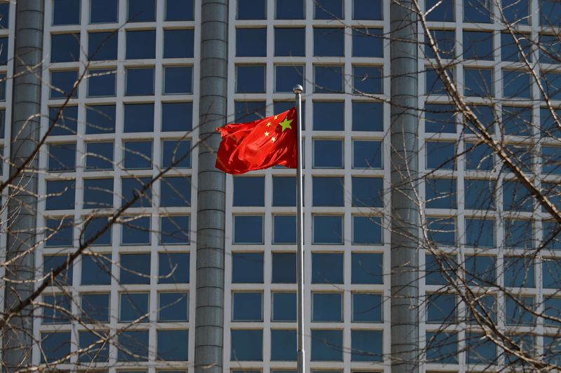 &copy; Reuters. Bandeira da China na frente do prédio do Ministério das Relações Exteriores em Pequim
24/02/2022. REUTERS/Carlos Garcia Rawlins