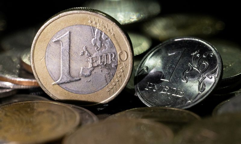 &copy; Reuters. FILE PHOTO: Coins of one Russian rouble and one Euro are seen in this picture illustration taken April 6, 2022. REUTERS