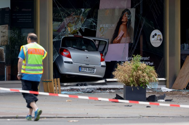 &copy; Reuters. Homem usando colete policial caminha perto de carro que atingiu vitrine de loja em área comercial de Berlim
08/06/2022 REUTERS/Michele Tantussi