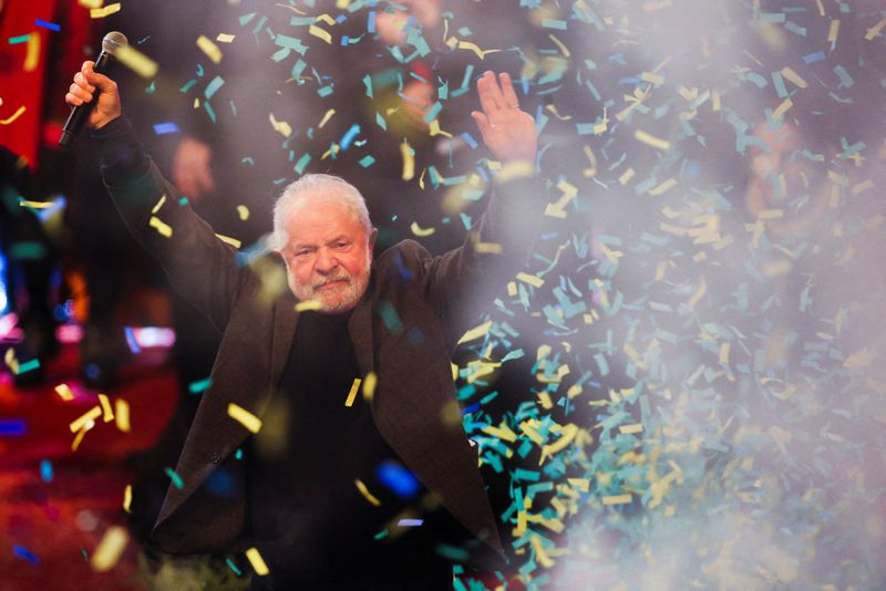 &copy; Reuters. Imagen de archivo del líder izquierdista Luiz Inacio Lula da Silva saludando durante un mítin en Porto Alegre, Brasil. 1 junio 2022. REUTERS/Diego Vara