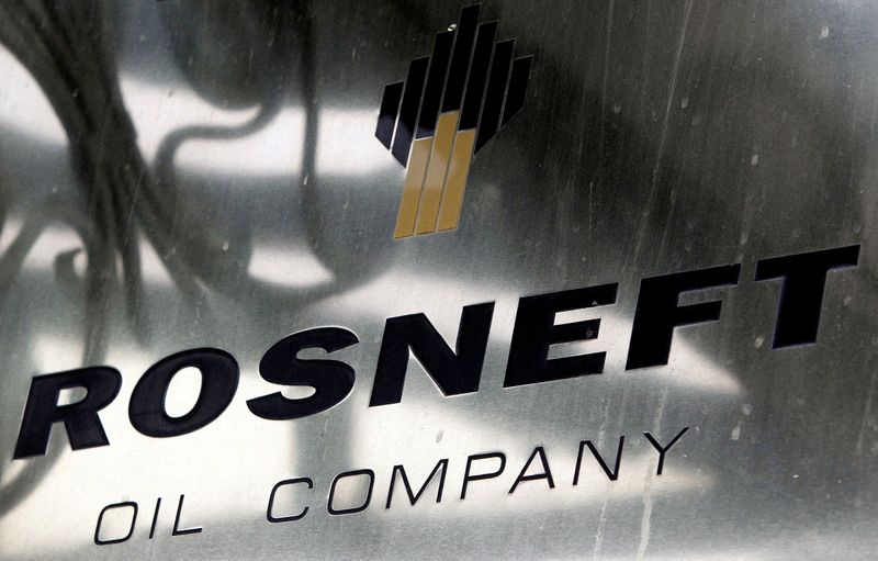 &copy; Reuters. FILE PHOTO: A logo of Russian state oil firm Rosneft is seen at its office in Moscow, October 18, 2012. REUTERS/Maxim Shemetov