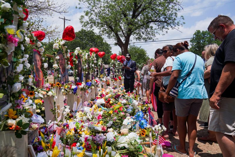 &copy; Reuters. FILE PHOTO: People leave flowers, toys, and other objects to remember the victims of the deadliest U.S. school mass shooting in nearly a decade, resulting in the death of 19 children and two teachers at Robb Elementary School, in Uvalde, Texas, U.S., May 