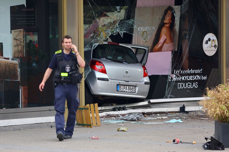 &copy; Reuters. ６月８日、ド イツの首都ベルリン中心部で２９歳の男性が運転する乗用車が歩行者に突っ込み、少なくとも１人が死亡、１２人以上が負傷した。写真は同日、現場に残された歩行者に突っ