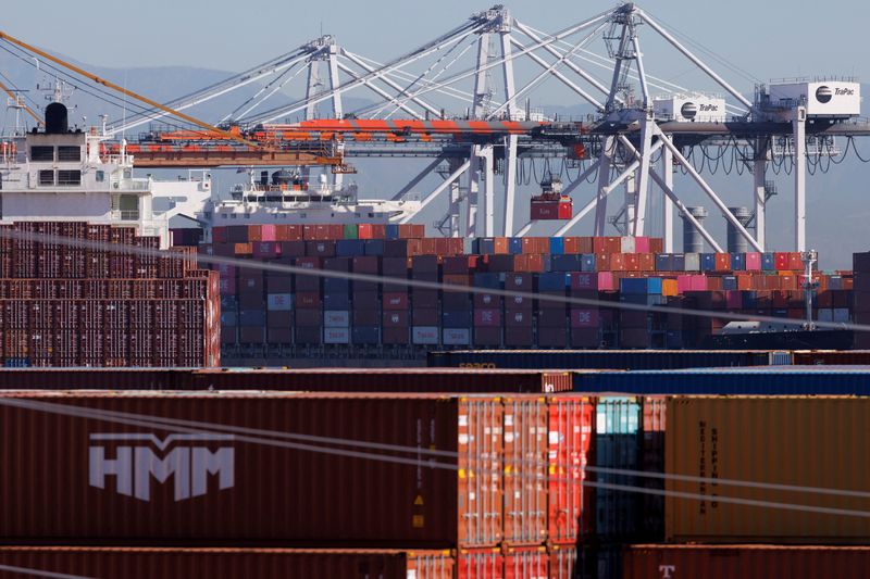 &copy; Reuters. Imagen de archivo de contenedores apilados en el Puerto de Los Ángeles, California, EEUU.