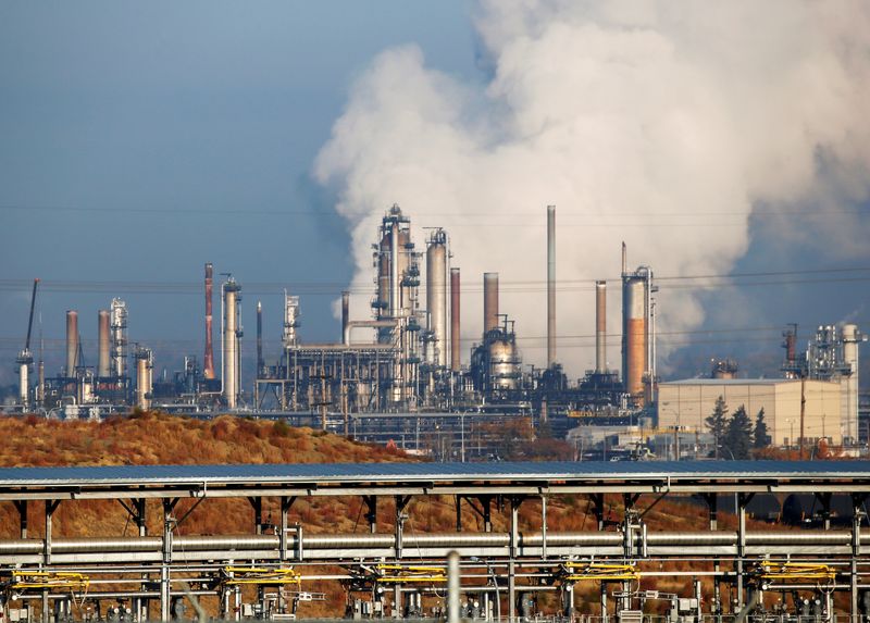 © Reuters. FILE PHOTO: The Imperial Strathcona Refinery which produces petrochemicals is seen near Edmonton, Alberta, Canada, October 7, 2021.  REUTERS/Todd Korol