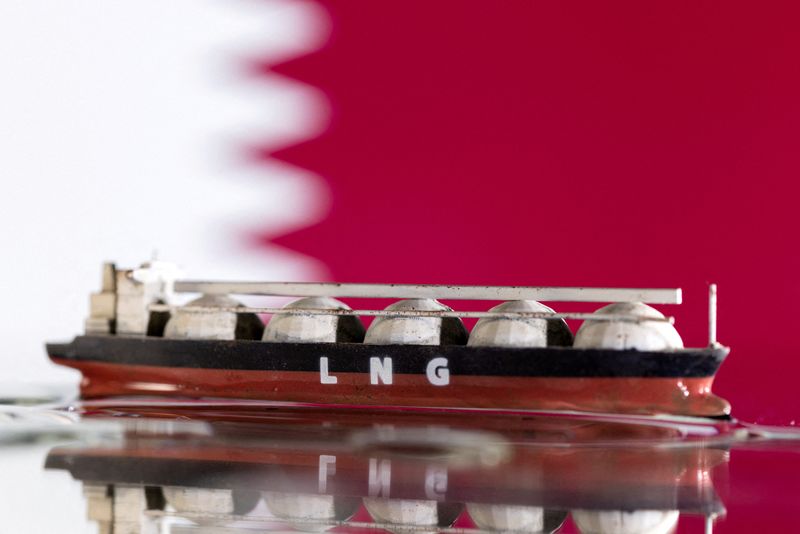 &copy; Reuters. FILE PHOTO: Model of LNG tanker is seen in front of Qatar's flag in this illustration taken May 19, 2022. REUTERS/Dado Ruvic/Illustration/File Photo