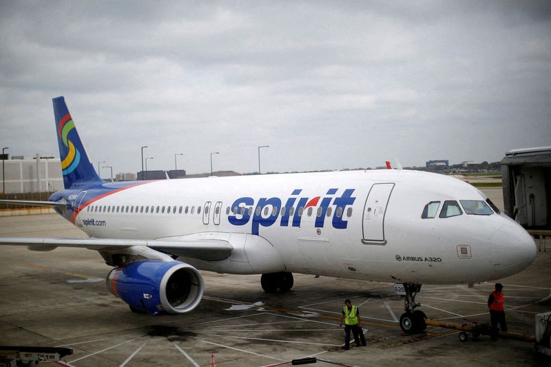 © Reuters. FILE PHOTO: A Spirit Airlines Airbuys A320-200 airplane sits at a gate at the O'Hare Airport in Chicago, Illinois October 2, 2014.REUTERS/Jim Young