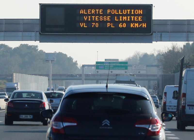 &copy; Reuters. FOTO DE ARCHIVO. Una señal de tráfico electrónica dice "Contaminación, límite de velocidad 70km/h para automóviles" en la carretera de circunvalación de Burdeos, suroeste de Francia. 23 de enero de 2017. REUTERS/Regis Duvignau
