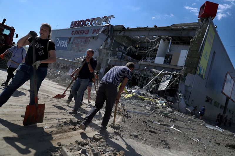 &copy; Reuters. Residentes locales retiran escombros de un supermercado en un centro comercial dañado por un ataque de misiles rusos, mientras continúa el ataque de Rusia a Ucrania, en Járkov, Ucrania. 8 de junio, 2022. REUTERS/Ivan Alvarado