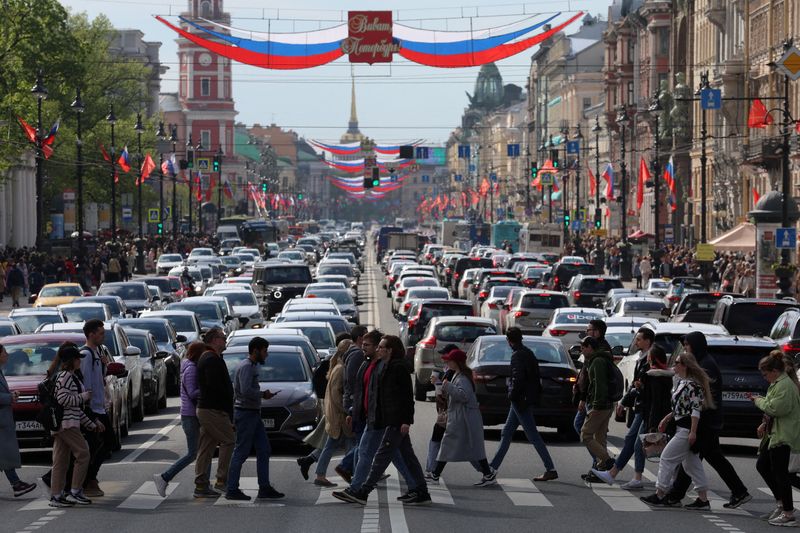 &copy; Reuters. Pedestres atravessam rua no centro de São Petersburgo, na Rússia
28/05/2022
REUTERS/Anton Vaganov