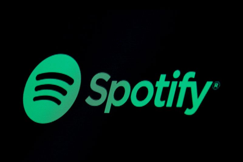 &copy; Reuters. IMAGEN DE ARCHIVO. El logo de Spotify se despliega en una pantalla en el piso de la Bolsa de Valores de Nueva York (NYSE), en Nueva York, EEUU