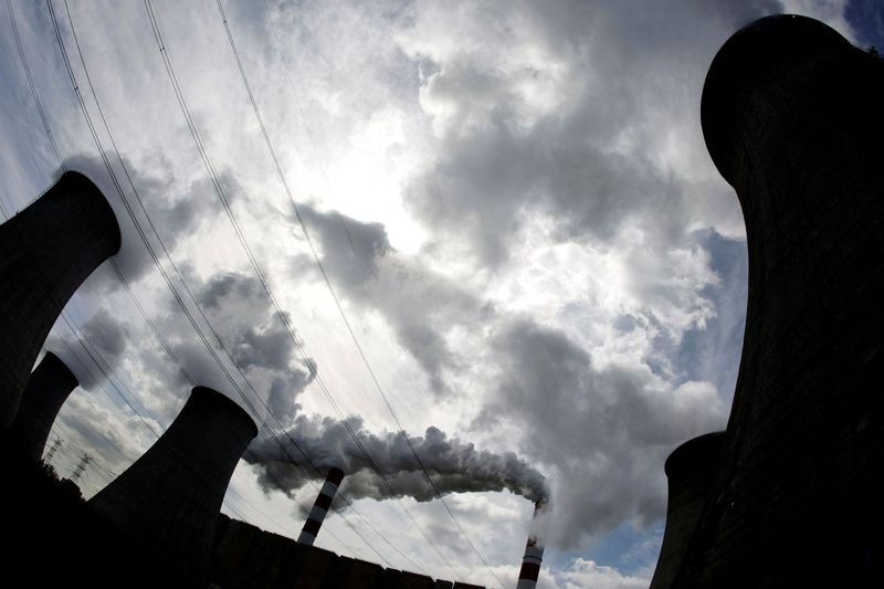 © Reuters. FILE PHOTO: Smoke bellow from the chimneys of Belchatow Power Station, Europe's largest biggest coal-fired power plant, in this May 7, 2009. REUTERS/Peter Andrews/File Photo