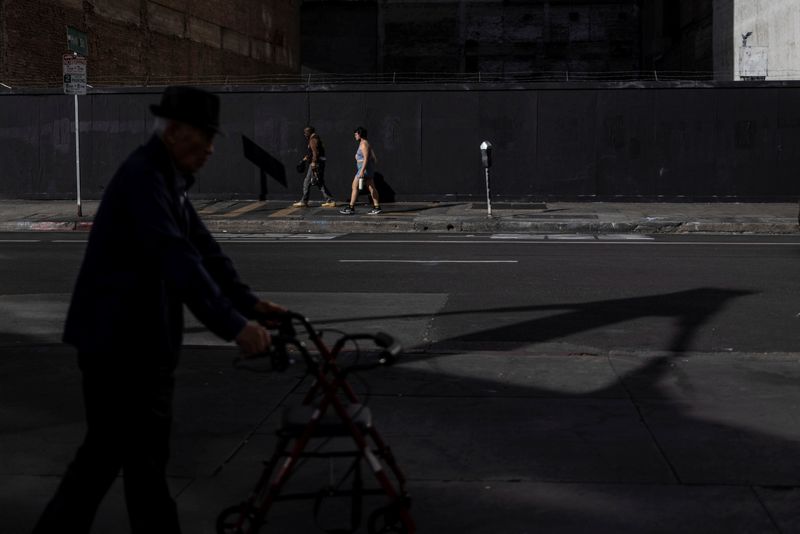 © Reuters. FILE PHOTO: Local residents walk along an empty street as temperatures reach over 95 degrees F (over 35 degrees C) temperatures in downtown Los Angeles, California, U.S., April 7, 2022.  REUTERS/Carlos Barria