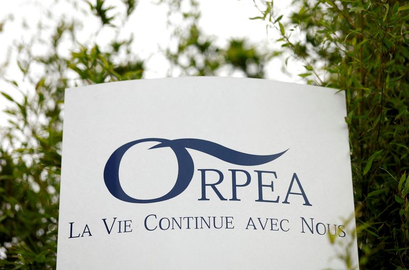 © Reuters. FILE PHOTO: A view shows the logo of French care homes company Orpea at the entrance of a retirement home (EHPAD - Housing Establishment for Dependant Elderly People) in Reze near Nantes, France, February 2, 2022. REUTERS/Stephane Mahe/File Photo