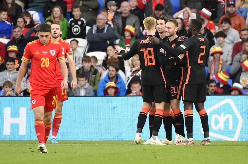 &copy; Reuters. لاعبون من منتخب هولندا يحتفلون بإحراز هدف في شباك ويلز بدوري الأمم الأوروبية لكرة القدم يوم الاربعاء. تصوير: ريبيكا نادين - رويترز.